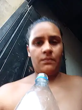 Snapshot of Andreita_95 chatting on November 3, 2025, 9:48 pm Andreita 95 online show from November 3, 2025, 9:48 pm