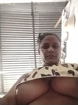 Snapshot of Andreita_95 chatting on July 14, 2026, 11:43 pm Andreita 95 online show from July 14, 2026, 11:43 pm
