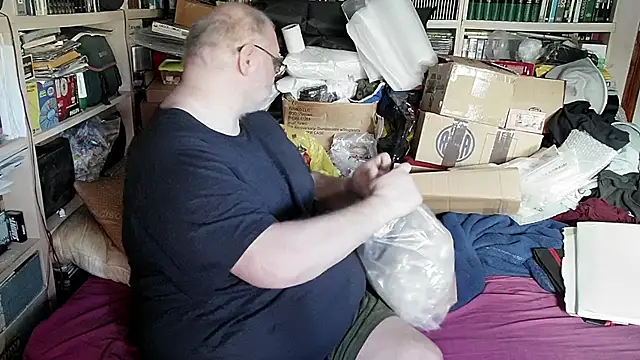 Snapshot of hadeszeuss2 chatting on February 14, 2025, 3:15 pm hadeszeuss2 online show from February 14, 2025, 3:15 pm