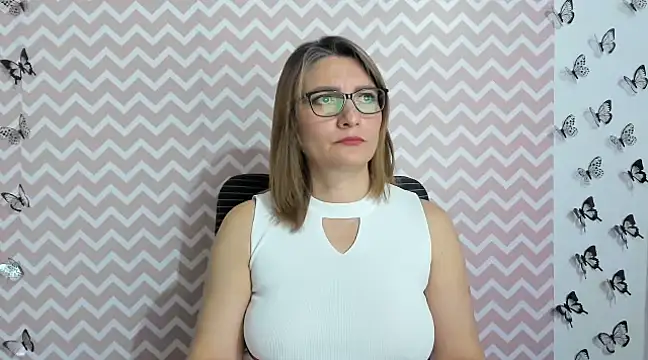 Amie Adams82  online show from December 2, 2024, 4:42 pm