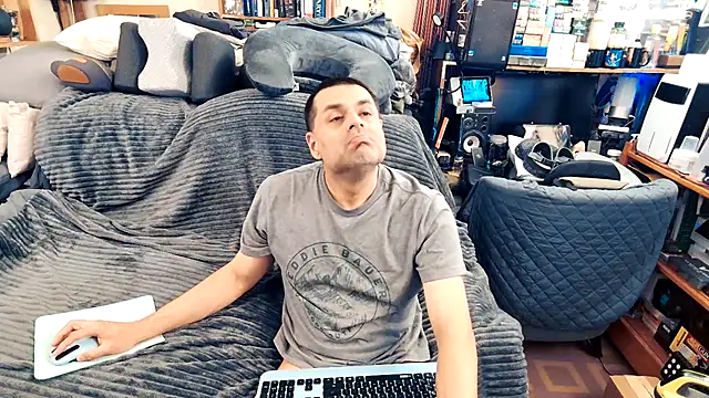 Snapshot of ClampMaster chatting on September 24, 2025, 12:36 am ClampMaster online show from September 24, 2025, 12:36 am