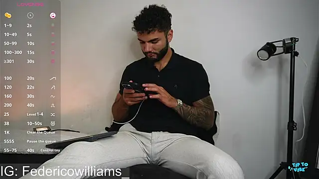 Snapshot of Derek_w chatting on January 18, 2025, 11:00 am Derek w online show from January 18, 2025, 11:00 am