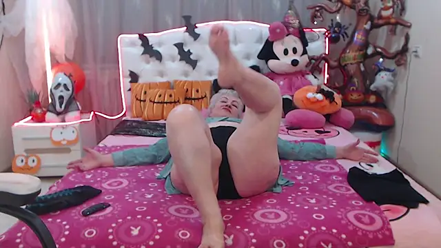 Snapshot of KayleSmoll chatting on October 21, 2025, 6:52 pm KayleSmoll online show from October 21, 2025, 6:52 pm