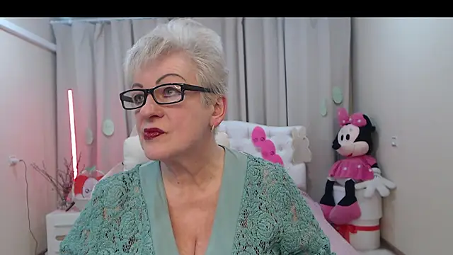 KayleSmoll online show from April 15, 2026, 6:37 pm