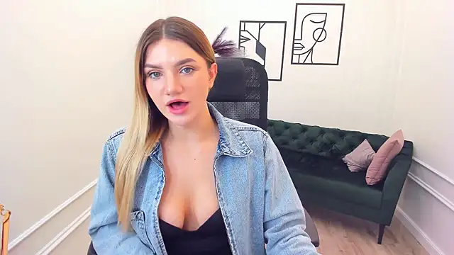 SelenaeMoore online show from October 12, 2025, 8:08 pm