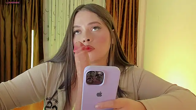 dennisbonnet  online show from April 22, 2026, 4:15 am