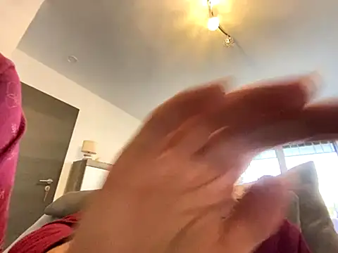 Marilou1983 online show from October 31, 2025, 2:51 pm