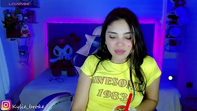 Snapshot of Kylie_brokee chatting on December 31, 2024, 3:12 am Kylie brokee online show from December 31, 2024, 3:12 am