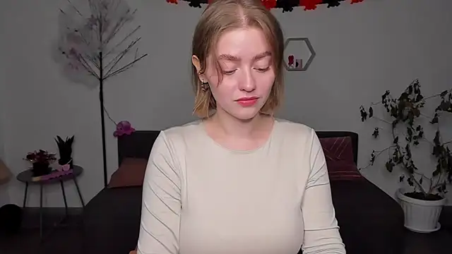 AidaPerry online show from December 10, 2024, 1:44 pm