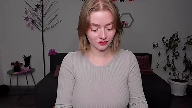 AidaPerry online show from December 11, 2024, 5:37 pm