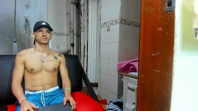 Snapshot of MasterSEX420 chatting on February 11, 2025, 4:22 am MasterSEX420 online show from February 11, 2025, 4:22 am