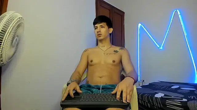 Snapshot of MasterSEX420 chatting on November 18, 2025, 12:53 pm MasterSEX420 online show from November 18, 2025, 12:53 pm