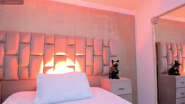 Snapshot of EmmaTorres_ chatting on November 3, 2025, 7:59 pm EmmaTorres online show from November 3, 2025, 7:59 pm