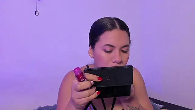 crystalvazquez online show from November 7, 2025, 12:49 pm