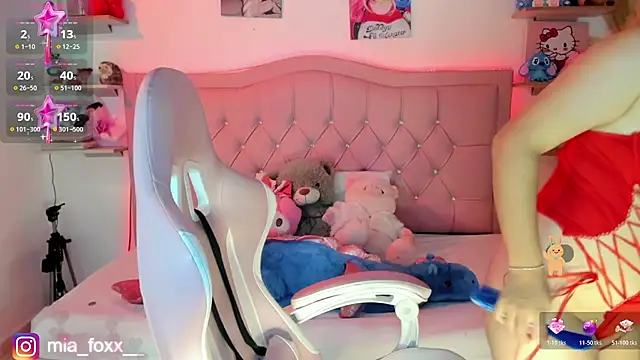 Mia foxx  online show from November 11, 2025, 9:04 pm