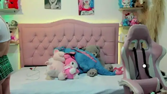 Mia foxx  online show from November 15, 2025, 8:05 pm