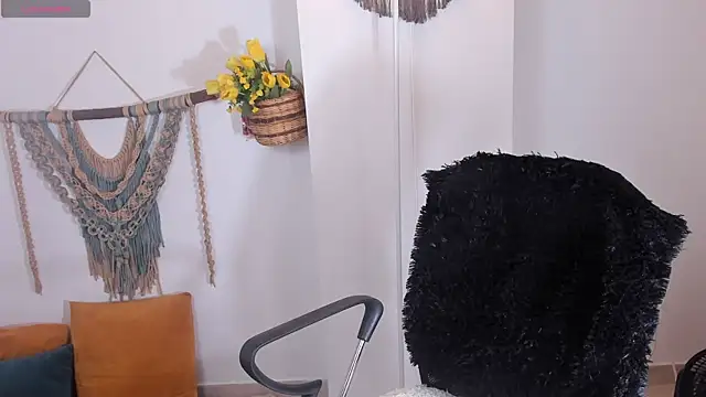 anaruiz  online show from September 17, 2025, 9:27 pm