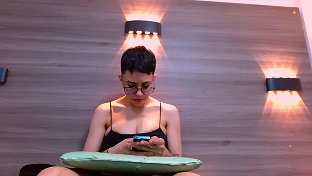 Cutie Shy  online show from February 18, 2025, 7:19 pm