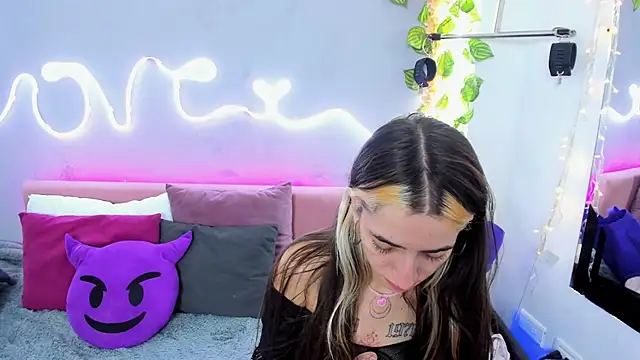 Snapshot of YouliteSllut2 chatting on March 5, 2025, 8:10 pm YouliteSllut2 online show from March 5, 2025, 8:10 pm