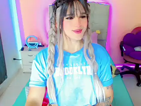 Snapshot of TaylorMon chatting on January 19, 2025, 1:53 am TaylorMon online show from January 19, 2025, 1:53 am