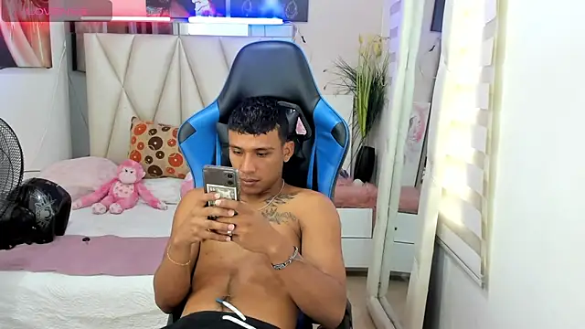 Snapshot of Backsex_boy chatting on February 3, 2025, 5:24 pm Backsex boy online show from February 3, 2025, 5:24 pm