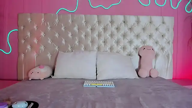 Julieta Cortes   online show from February 3, 2026, 12:10 pm