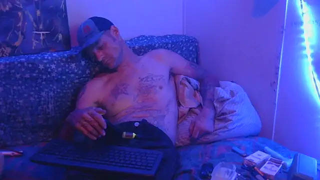 Snapshot of TheOneYouLove69 chatting on October 31, 2025, 3:29 am TheOneYouLove69 online show from October 31, 2025, 3:29 am