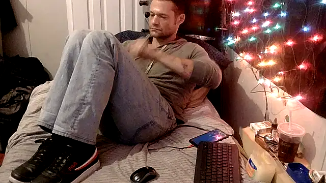 Snapshot of TheOneYouLove69 chatting on January 5, 2026, 7:39 pm TheOneYouLove69 online show from January 5, 2026, 7:39 pm