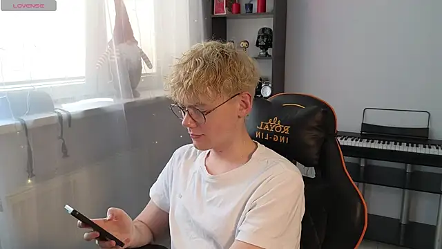 Keytaro online show from March 14, 2025, 1:57 pm