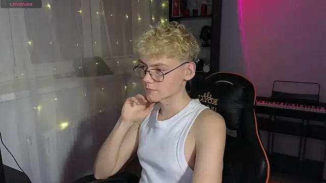 Keytaro online show from March 22, 2025, 8:48 pm