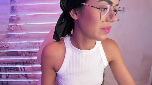 Isa little4u online show from September 20, 2025, 1:01 pm