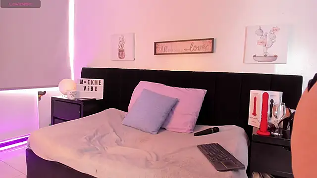 Natasha Kinski online show from February 3, 2025, 8:35 pm