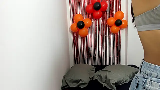 monse 02 online show from November 1, 2025, 1:02 pm