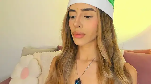 StormiRusso online show from December 23, 2025, 1:03 am