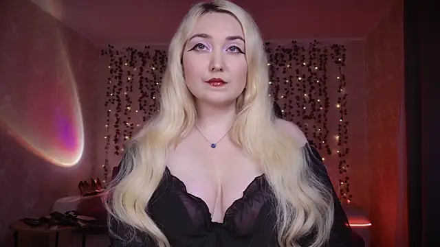 Snapshot of AllisonBlack_ chatting on October 6, 2025, 8:39 pm AllisonBlack  online show from October 6, 2025, 8:39 pm