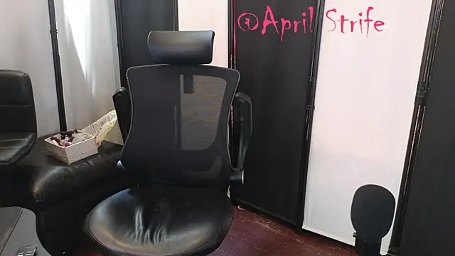 Snapshot of april_show_her chatting on July 28, 2026, 3:21 pm april show her online show from July 28, 2026, 3:21 pm