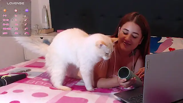 luna palmerau online show from February 1, 2025, 5:39 am