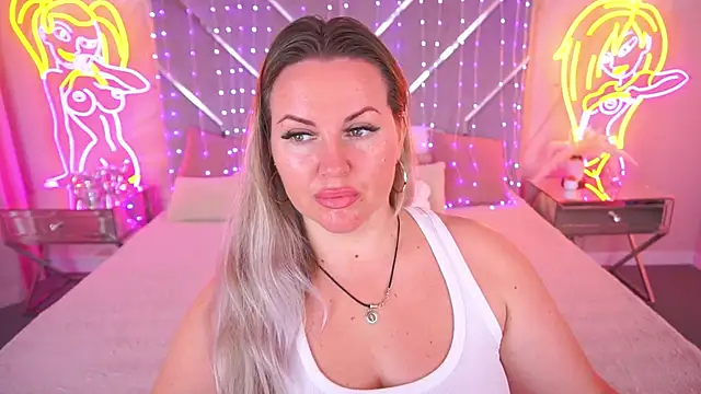 KiraCandyS online show from May 18, 2026, 8:03 pm
