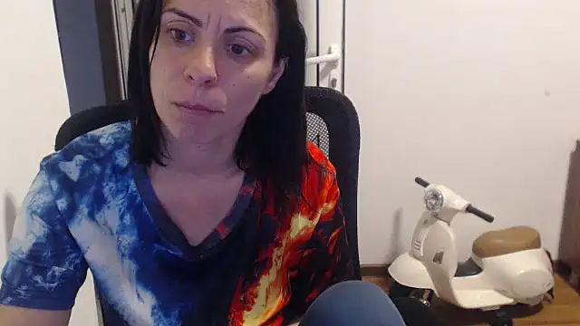 Snapshot of Emmatoo chatting on June 4, 2026, 7:36 am Emmatoo online show from June 4, 2026, 7:36 am