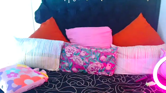 SAVAGExBOO online show from November 10, 2025, 4:06 pm