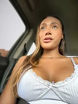 Snapshot of KyaraMiller chatting on February 6, 2025, 5:51 pm KyaraMiller online show from February 6, 2025, 5:51 pm