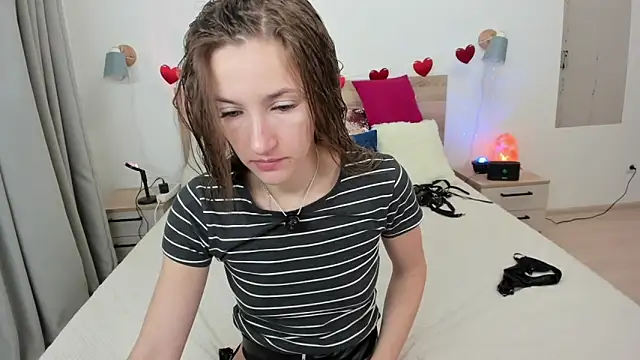 KateRedgar online show from February 12, 2026, 1:50 pm