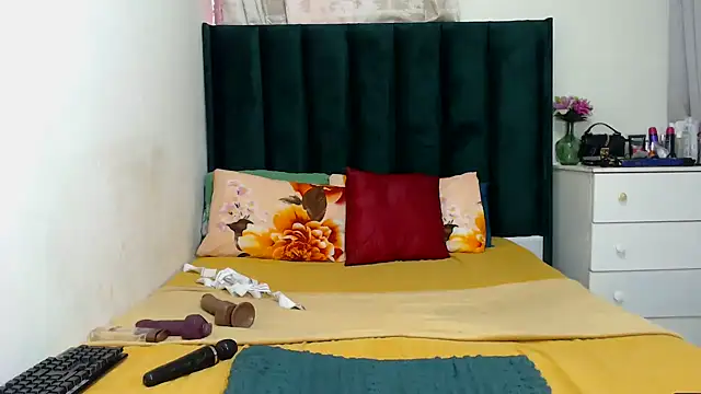 GaggingQueenxx online show from November 17, 2025, 12:33 pm