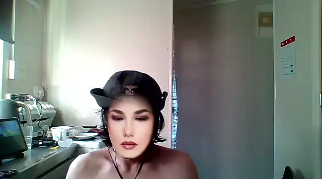 Snapshot of Ramenboi69 chatting on December 10, 2024, 6:44 am Ramenboi69 online show from December 10, 2024, 6:44 am