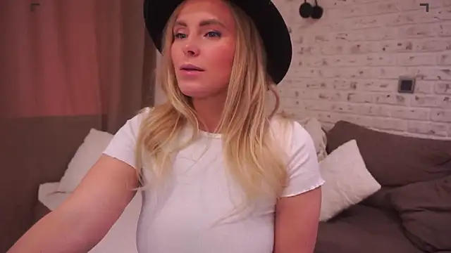 Snapshot of Charming_Daphny chatting on March 14, 2025, 8:53 am Charming Daphny online show from March 14, 2025, 8:53 am