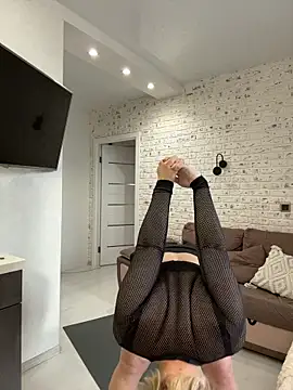 Snapshot of Charming_Daphny chatting on November 15, 2025, 6:33 am Charming Daphny online show from November 15, 2025, 6:33 am