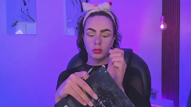 Snapshot of miah_connor chatting on November 18, 2025, 7:40 pm miah connor online show from November 18, 2025, 7:40 pm