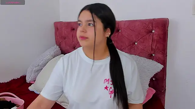 skyhotgirll online show from April 13, 2026, 7:19 pm