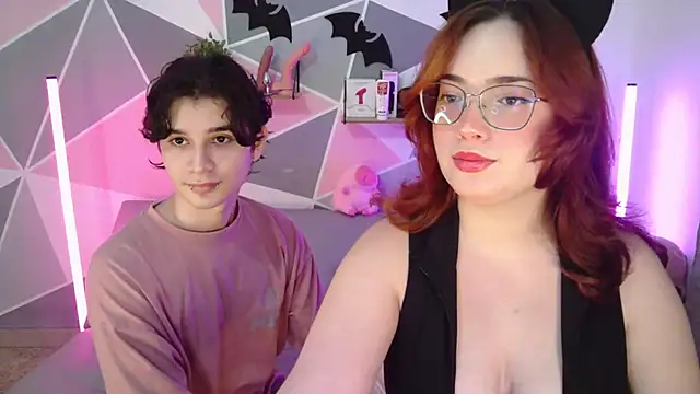 Snapshot of AndrewAnndCherry chatting on October 21, 2025, 12:33 am AndrewAnndCherry online show from October 21, 2025, 12:33 am