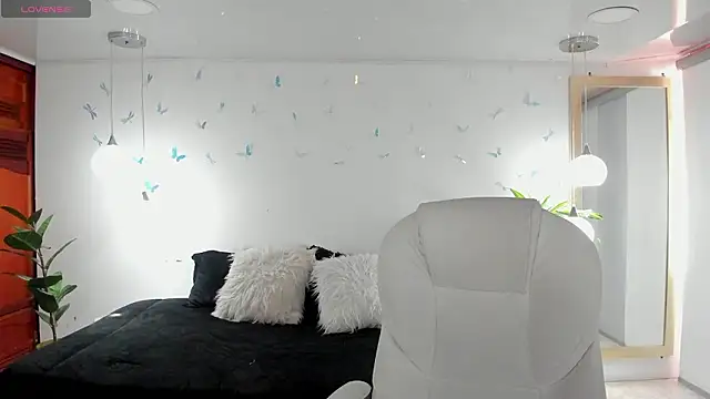  Antonnela  online show from March 11, 2026, 2:23 pm